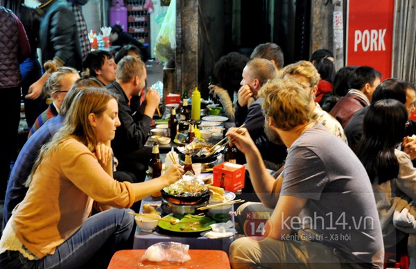 Hàng quán vỉa hè Hà Nội "chật như nêm" trong ngày lạnh nhất từ đầu đông 9