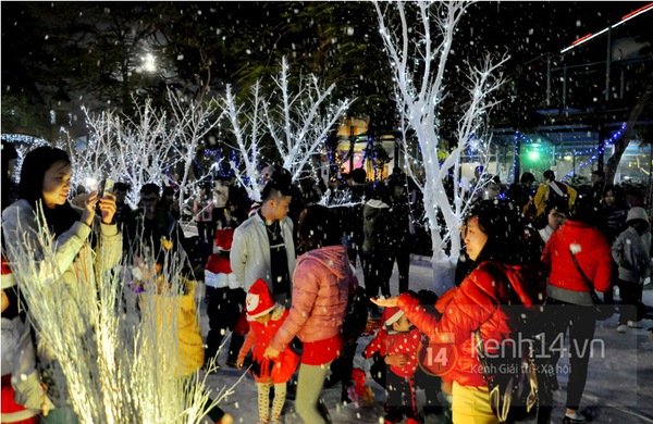 Người Hà Nội thích thú "hứng tuyết" đón Giáng sinh sớm 10