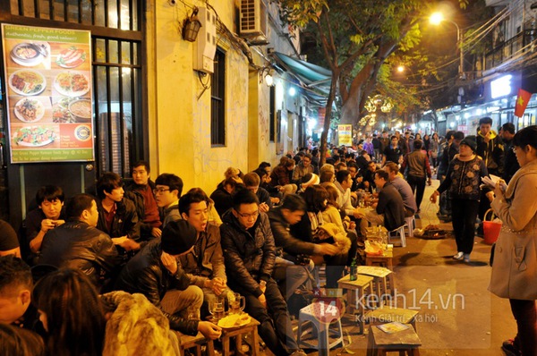 Hàng quán vỉa hè Hà Nội "chật như nêm" trong ngày lạnh nhất từ đầu đông 11