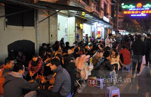 Hàng quán vỉa hè Hà Nội "chật như nêm" trong ngày lạnh nhất từ đầu đông 13