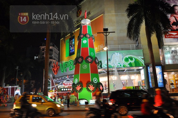 Cận cảnh những cây thông Noel khổng lồ ở Hà Nội  9