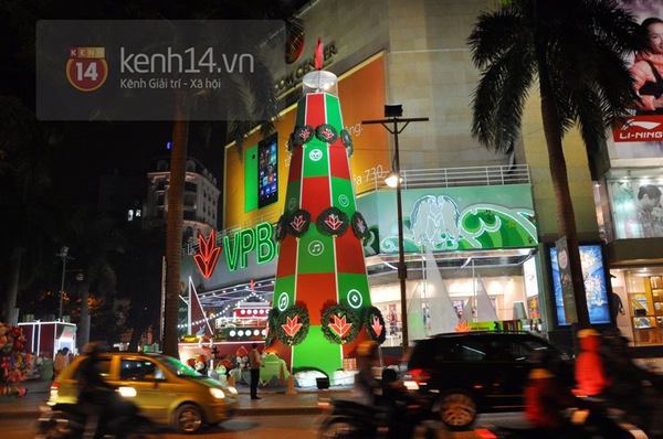 Cận cảnh những c&acirc;y th&ocirc;ng Noel khổng lồ ở H&agrave; Nội  9
