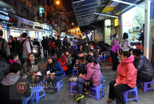 Hàng quán vỉa hè Hà Nội "chật như nêm" trong ngày lạnh nhất từ đầu đông 14