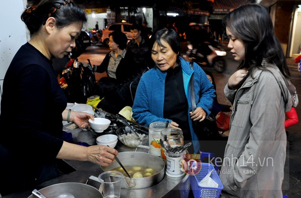 Hàng quán vỉa hè Hà Nội "chật như nêm" trong ngày lạnh nhất từ đầu đông 16