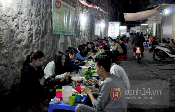 Hàng quán vỉa hè Hà Nội "chật như nêm" trong ngày lạnh nhất từ đầu đông 2