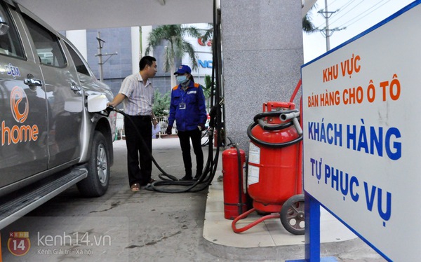 Hà Nội: Lần đầu tiên, người dân được tự bơm khi mua xăng  2