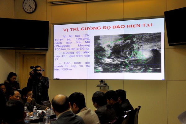 Đ&ecirc;m 8/12, b&atilde;o Hagupit giật cấp 15 v&agrave;o biển Đ&ocirc;ng 2