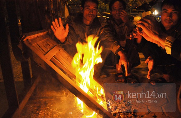 Người Hà Nội đốt lửa sưởi ấm trong đợt rét sâu đầu tiên 3