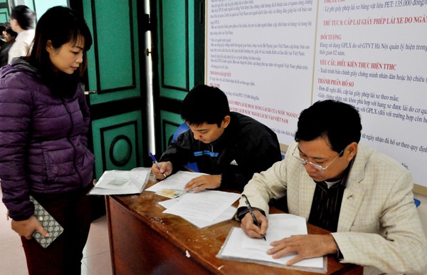 Hà Nội: Người dân chen nhau đi đổi giấy phép lái xe  3