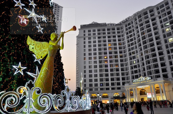 Cận cảnh những c&acirc;y th&ocirc;ng Noel khổng lồ ở H&agrave; Nội  2