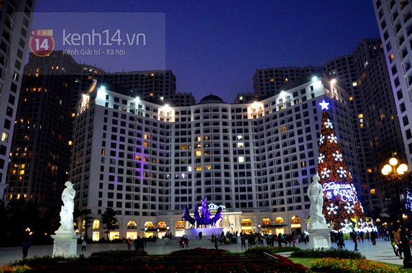 Cận cảnh những c&acirc;y th&ocirc;ng Noel khổng lồ ở H&agrave; Nội  3