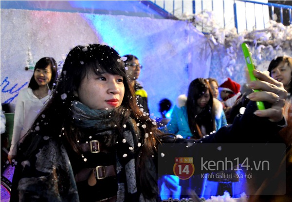 Người Hà Nội thích thú "hứng tuyết" đón Giáng sinh sớm 7