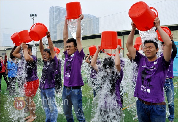 Hà Nội: Hàng chục người thích thú dội nước đá lên đầu giữa ngày đông lạnh 8