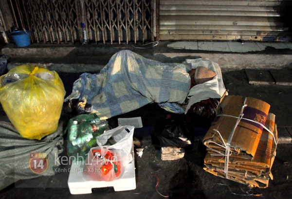 Cơ cực phận người ngủ ngoài đường trong đêm đông giá rét ở Hà Nội 8