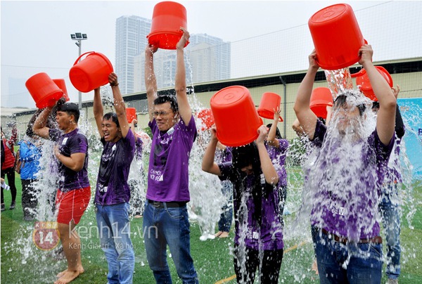 Hà Nội: Hàng chục người thích thú dội nước đá lên đầu giữa ngày đông lạnh 9