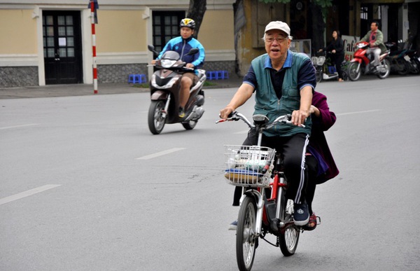 Hà Nội sụt hơn 10 độ, người dân mặc áo ấm ra đường trong gió lạnh 6