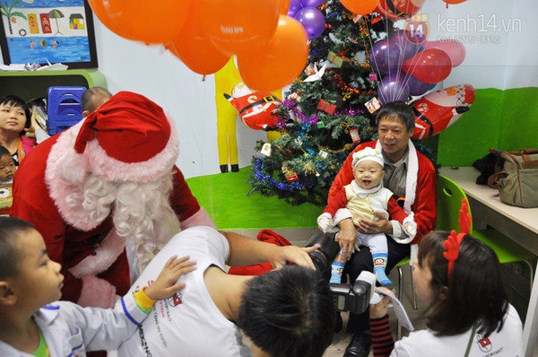Hà Nội: Gần 1.000 bệnh nhân "nhí" hào hứng diện đồ ông già Noel chụp ảnh 8
