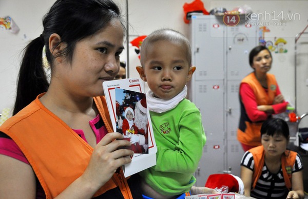 Hà Nội: Gần 1.000 bệnh nhân "nhí" hào hứng diện đồ ông già Noel chụp ảnh 12