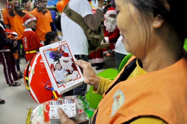 Hà Nội: Gần 1.000 bệnh nhân "nhí" hào hứng diện đồ ông già Noel chụp ảnh 13