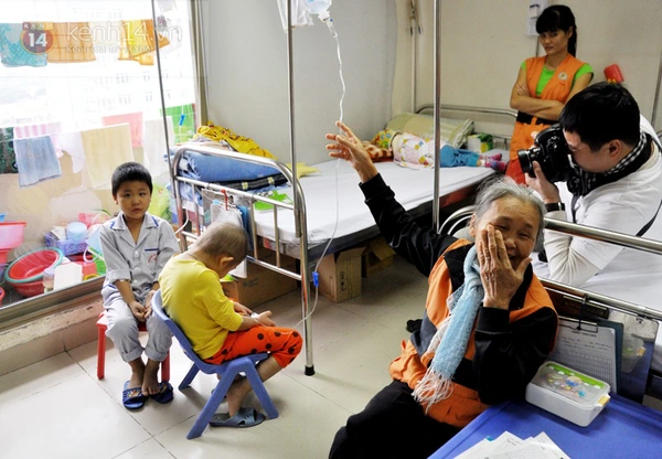 Hà Nội: Gần 1.000 bệnh nhân "nhí" hào hứng diện đồ ông già Noel chụp ảnh 2