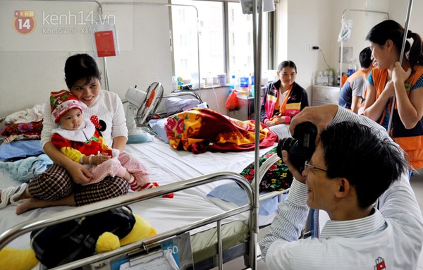 Hà Nội: Gần 1.000 bệnh nhân "nhí" hào hứng diện đồ ông già Noel chụp ảnh 4