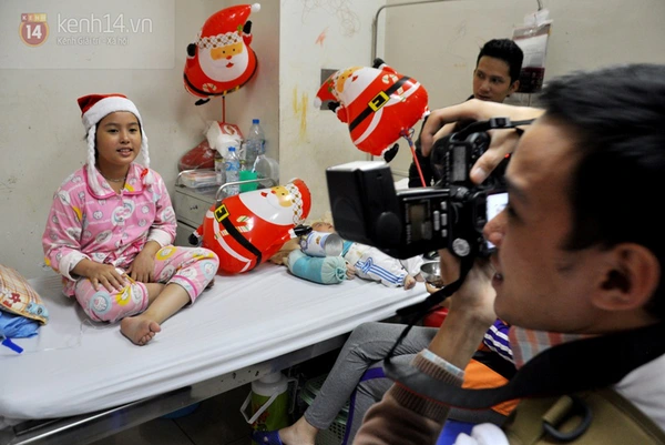 Hà Nội: Gần 1.000 bệnh nhân "nhí" hào hứng diện đồ ông già Noel chụp ảnh 6