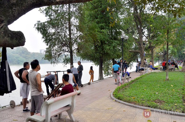 Th&uacute; vị &ldquo;ph&ograve;ng tập thể h&igrave;nh&rdquo; ngo&agrave;i trời ở hồ Gươm  1