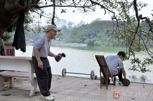 Th&uacute; vị &ldquo;ph&ograve;ng tập thể h&igrave;nh&rdquo; ngo&agrave;i trời ở hồ Gươm  12