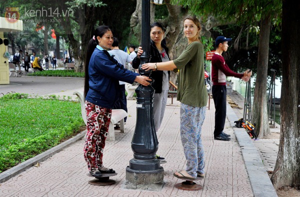 Th&uacute; vị &ldquo;ph&ograve;ng tập thể h&igrave;nh&rdquo; ngo&agrave;i trời ở hồ Gươm  13