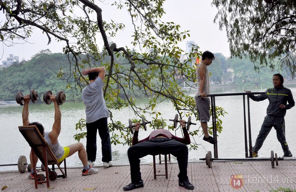 Th&uacute; vị &ldquo;ph&ograve;ng tập thể h&igrave;nh&rdquo; ngo&agrave;i trời ở hồ Gươm  2