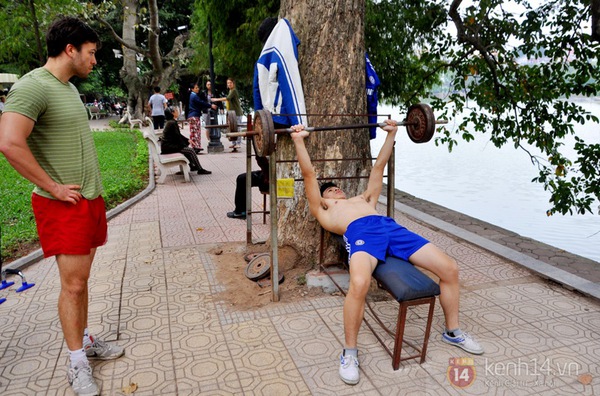 Th&uacute; vị &ldquo;ph&ograve;ng tập thể h&igrave;nh&rdquo; ngo&agrave;i trời ở hồ Gươm  4