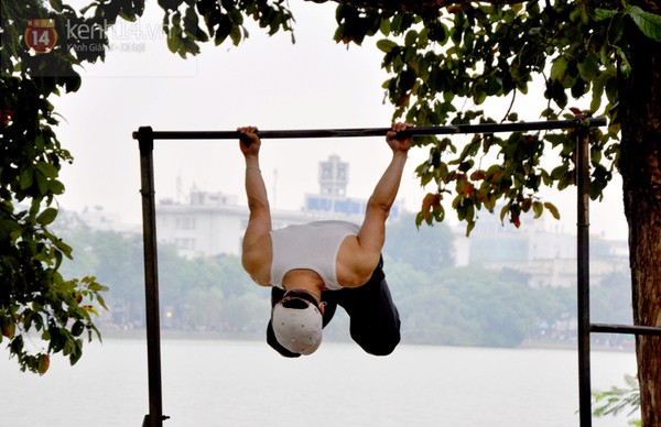 Th&uacute; vị &ldquo;ph&ograve;ng tập thể h&igrave;nh&rdquo; ngo&agrave;i trời ở hồ Gươm  9