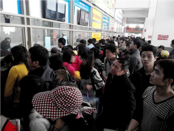 H&agrave; Nội: Người d&acirc;n "gồng g&aacute;nh" đồ đạc về qu&ecirc; đ&oacute;n Tết Dương lịch  15