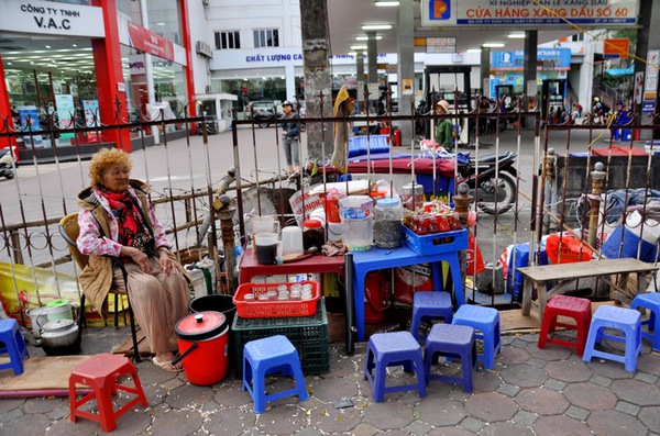 Người Hà Nội co ro ra đường trong gió lạnh 14