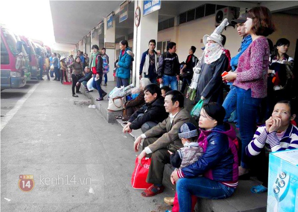 H&agrave; Nội: Người d&acirc;n "gồng g&aacute;nh" đồ đạc về qu&ecirc; đ&oacute;n Tết Dương lịch  16