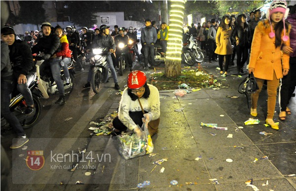 Hà Nội: Rác ngập trên đường ven hồ Gươm ngay trong đêm Noel 11