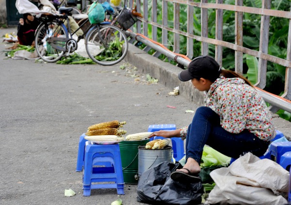 Người Hà Nội co ro ra đường trong gió lạnh 15