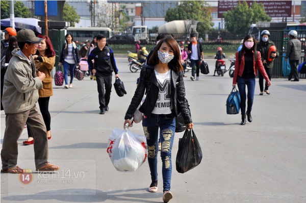 Hà Nội: Người dân "gồng gánh" đồ đạc về quê đón Tết Dương lịch  2