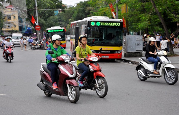 Người Hà Nội co ro ra đường trong gió lạnh 6