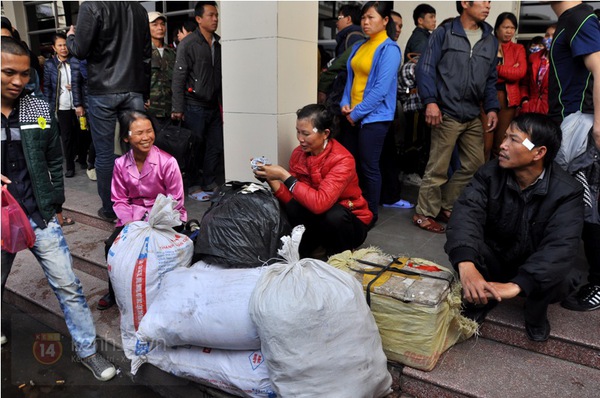 Hà Nội: Người dân "gồng gánh" đồ đạc về quê đón Tết Dương lịch  8