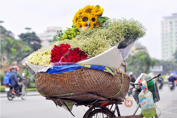 Chùm ảnh: Những chiếc xe đạp cũ "gánh gồng" mưu sinh giữa phố phường Hà Nội 4