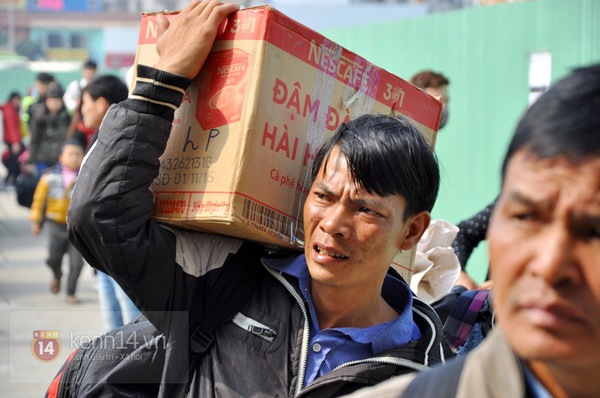 Hà Nội: Người dân "gồng gánh" đồ đạc về quê đón Tết Dương lịch  5