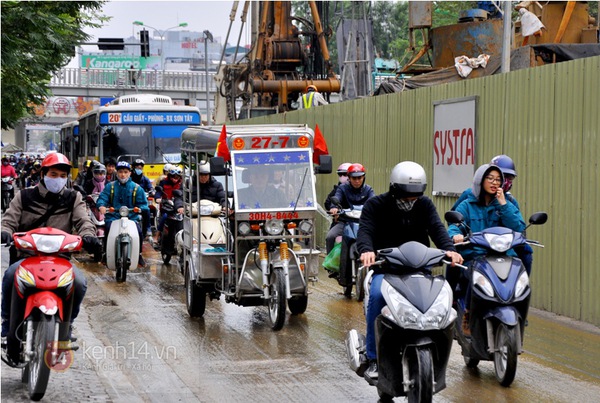 Hà Nội: Bùn đất từ công trường tràn ra đường Xuân Thủy, giao thông gặp khó khăn 1
