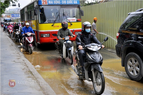 Hà Nội: Bùn đất từ công trường tràn ra đường Xuân Thủy, giao thông gặp khó khăn 2
