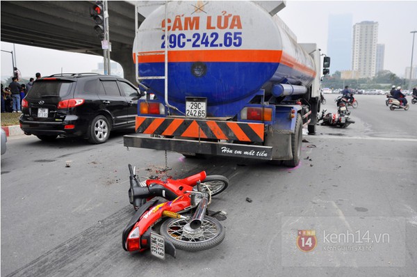 H&agrave; Nội: Xe bồn chở xăng đ&acirc;m v&agrave;o 7 xe m&aacute;y đang đứng đ&egrave;n đỏ 3