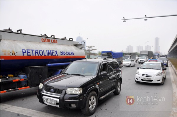 H&agrave; Nội: Xe bồn chở xăng đ&acirc;m v&agrave;o 7 xe m&aacute;y đang đứng đ&egrave;n đỏ 4