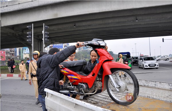 H&agrave; Nội: Xe bồn chở xăng đ&acirc;m v&agrave;o 7 xe m&aacute;y đang đứng đ&egrave;n đỏ 5