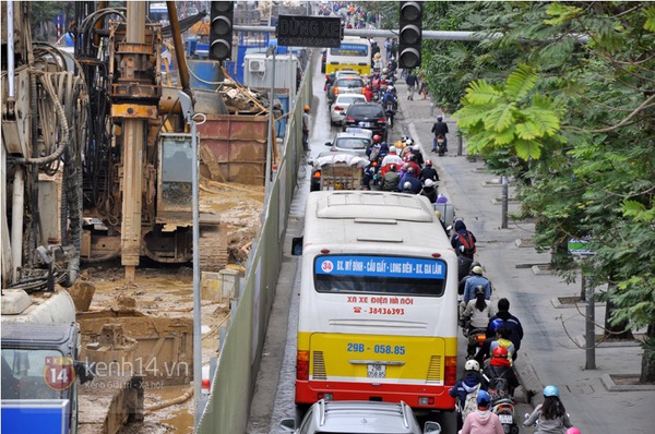 Hà Nội: Bùn đất từ công trường tràn ra đường Xuân Thủy, giao thông gặp khó khăn 6