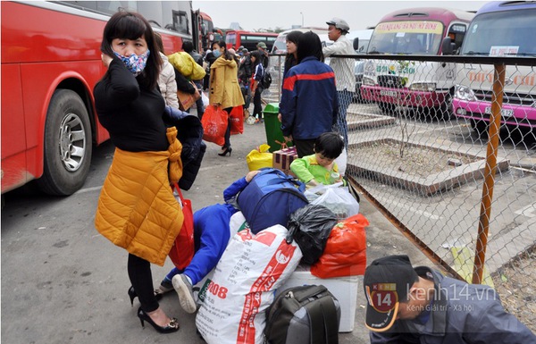Bến xe Hà Nội quá tải khi người dân trở lại sau kỳ nghỉ Tết Dương lịch  8