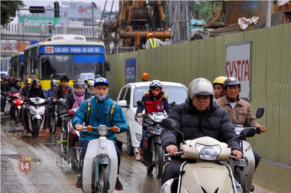 Hà Nội: Bùn đất từ công trường tràn ra đường Xuân Thủy, giao thông gặp khó khăn 7